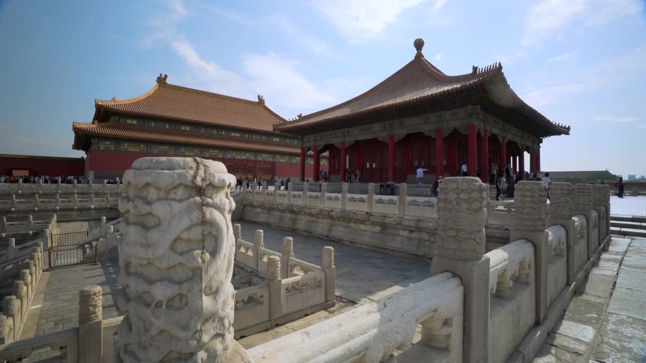 白色栏杆和台阶与传统建筑在紫禁城-北京，中国视频素材