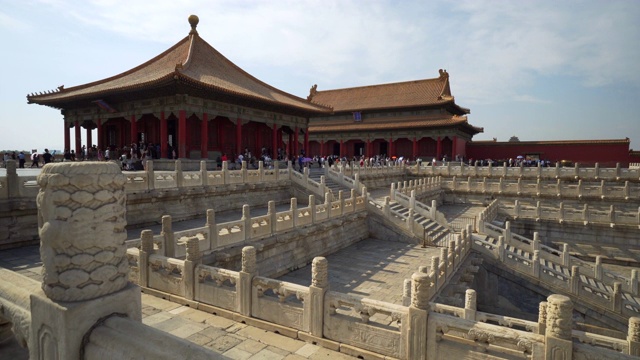 中国北京，游客们走在紫禁城传统建筑旁的小路上视频素材