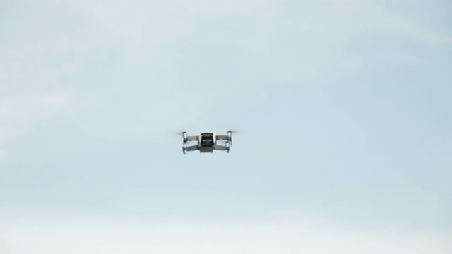 无人机在山上飞行的4k视频。视频下载