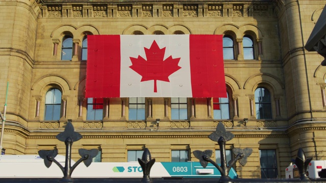 渥太华Langevin街区的加拿大国旗视频素材