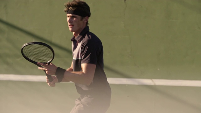 网球运动员正在完善他的正手技术视频素材
