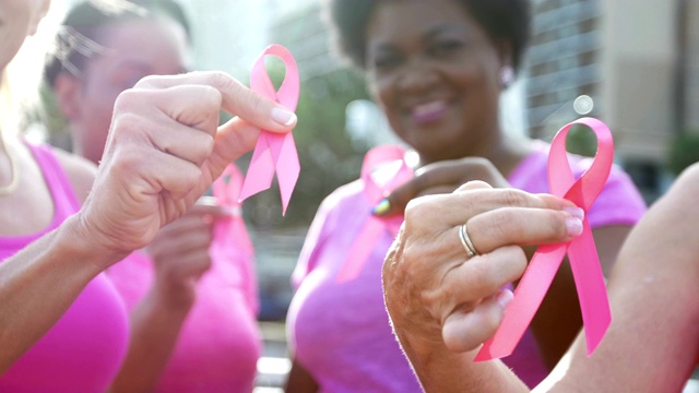 妇女们举着乳腺癌宣传丝带视频下载
