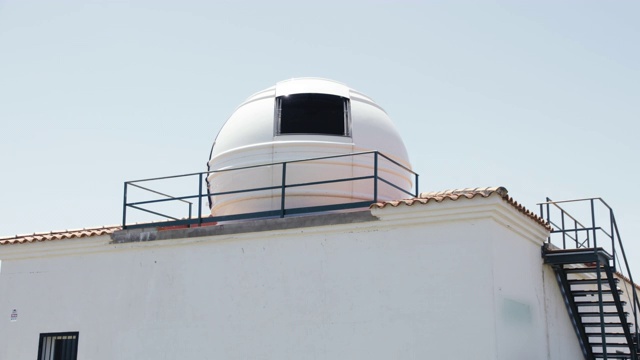 在天文台旋转的望远镜圆顶视频下载