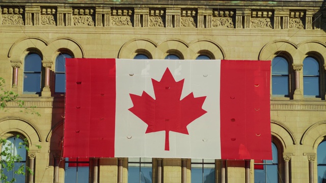 加拿大国旗悬挂在总理和枢密院办公室视频素材