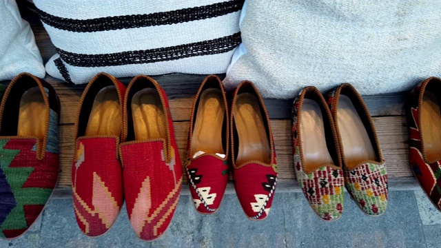 伊斯坦布尔大巴扎的地毯装饰鞋视频素材