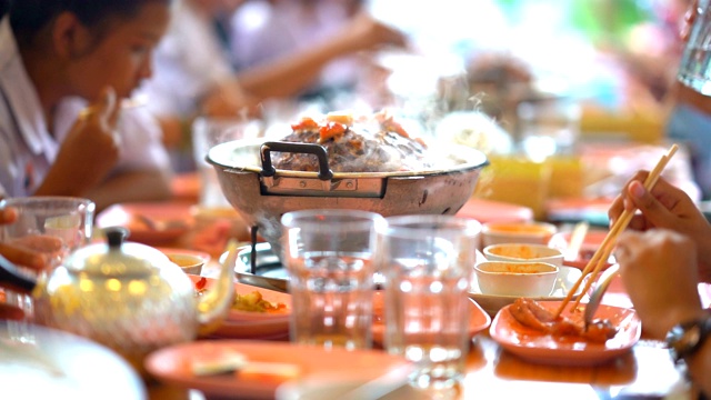 慢镜头猪肉在平底锅上烤，用于餐馆里人们吃的食物视频下载