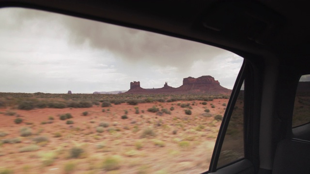 追踪射击，穿越犹他州纪念碑谷的公路旅行视频素材