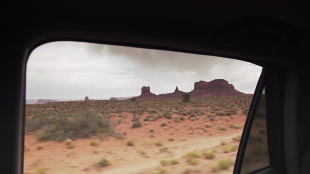 跟踪射击公路旅行通过纪念碑谷，犹他州视频素材