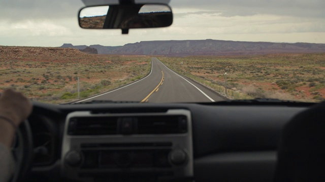穿越犹他州沙漠的公路旅行视频素材