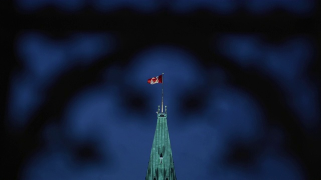 在和平塔顶上的加拿大国旗视频素材