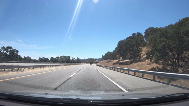 101高速公路上的慢动作驾驶Dash Cam风格视图视频下载