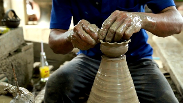 分享陶器手工艺的工人。视频素材