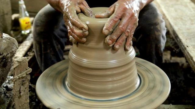 分享陶器手工艺的工人。视频素材