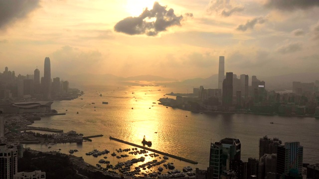 城市摩天大楼林立，是香港现代城市天际线的金融经济中心视频下载