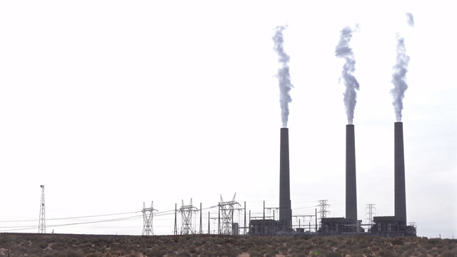 美国亚利桑那州佩吉市火力发电厂烟囱塔冒出的烟视频素材