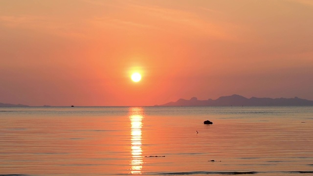 泰国苏梅岛美丽的金色沙滩和大海日落视频素材