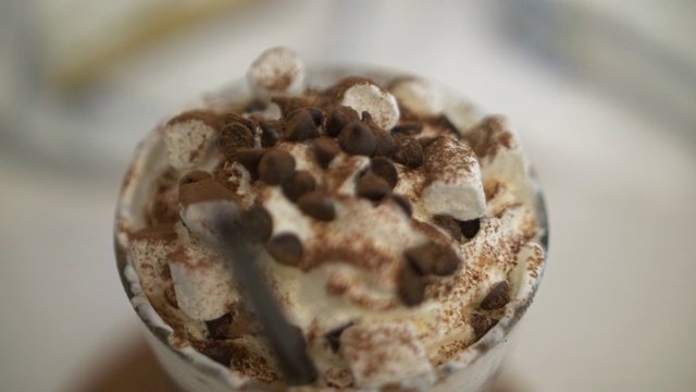 咖啡巧克力奶昔加棉花糖，4K视频素材