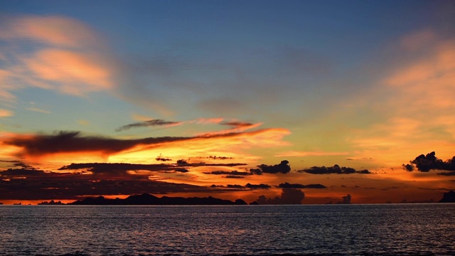 戏剧性的泰国苏梅岛热带金色海滩天空日落视频素材