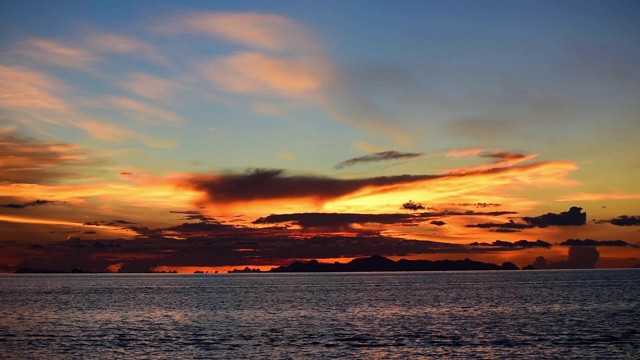 戏剧性的泰国苏梅岛热带金色海滩天空日落视频素材