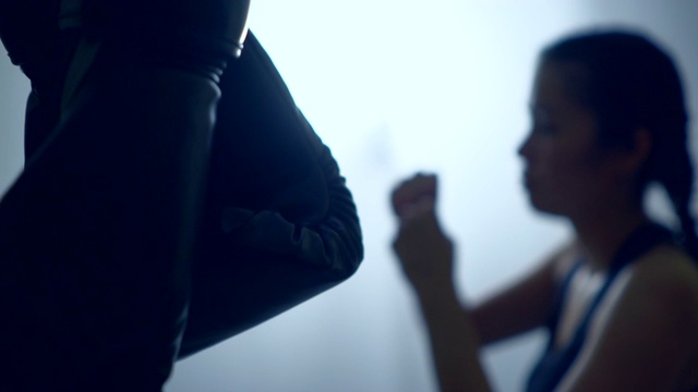 拳击手套靠近拳击的阴影视频素材
