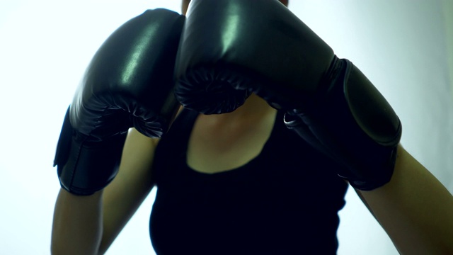 拳击手套靠近拳击的阴影视频素材