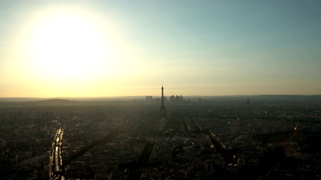 埃菲尔铁塔下的巴黎天际线视频素材