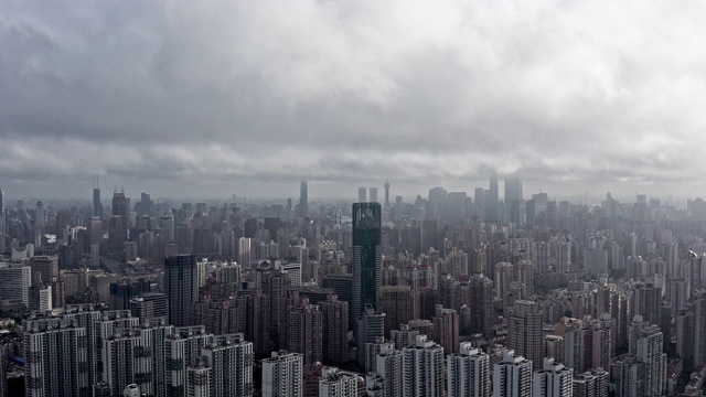 4k:雾中的上海金融区视频素材