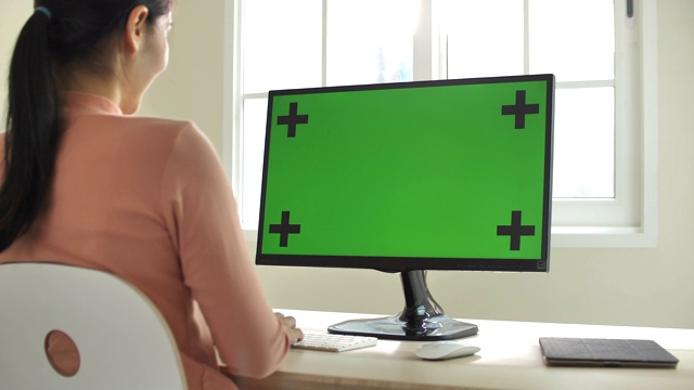 在家里使用绿屏电脑的妇女视频素材