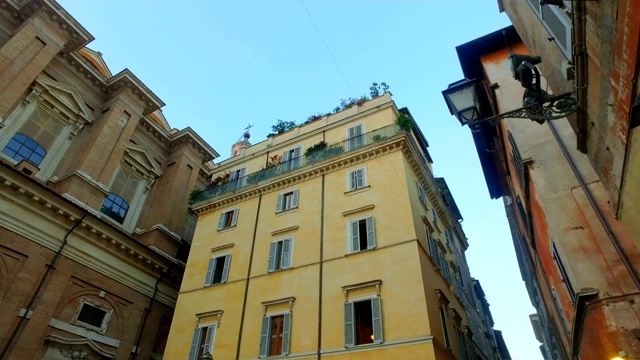 在意大利Trastevere狭窄的街道上拍摄罗马老城建筑视频素材