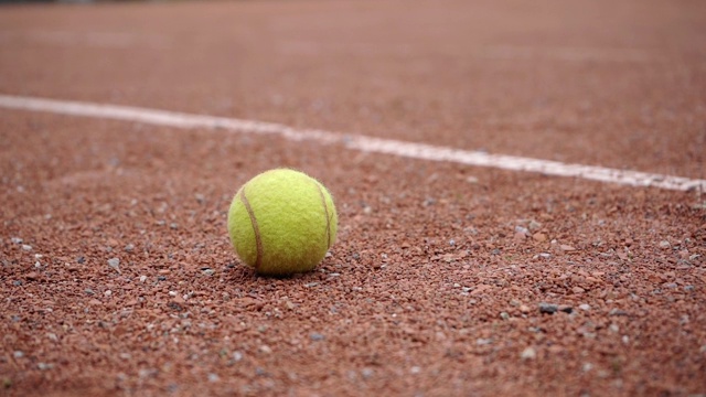 网球躺在球场上的特写视频下载