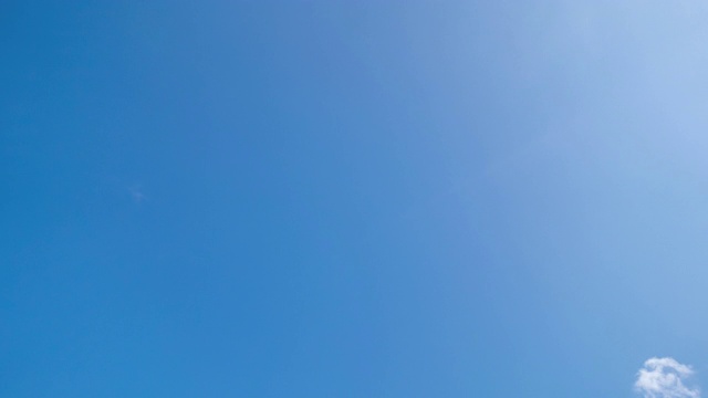 4K时间推移低角度视野宽镜头的速度运动蓬松的白云在清澈的蓝色天空。时间流逝，浮云在晴朗的夏日清晨的天空中移动。Cloudscape背景。视频下载