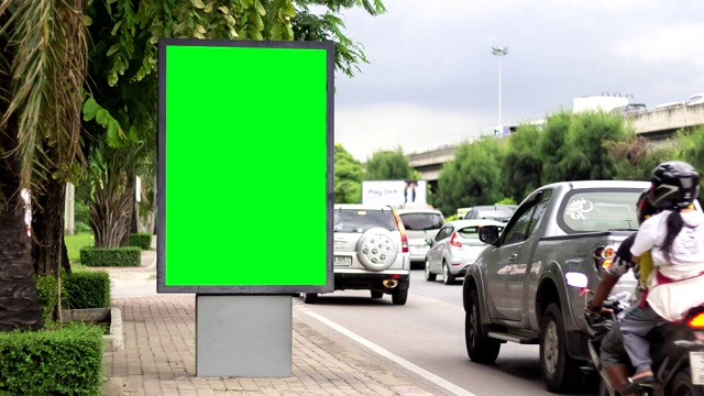 时光流逝，绿油油的广告牌屏幕城市路边的路牌。视频下载