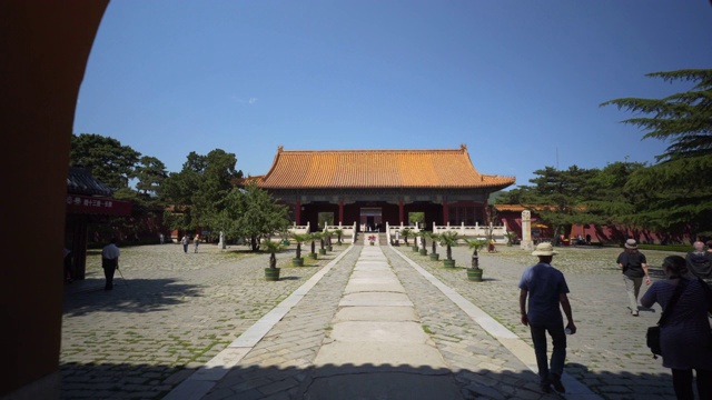 游客探索长陵墓的陵恩门，透过牌坊——中国北京视频下载