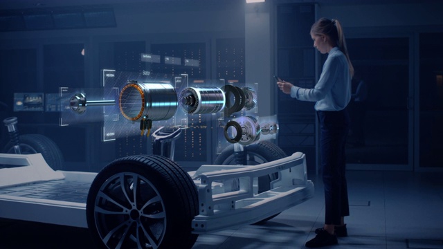 女性汽车工程师使用数字平板电脑与增强现实分析电动发动机原型。创新设施:车辆框架与图形显示电机部件，扭矩和信息图视频素材