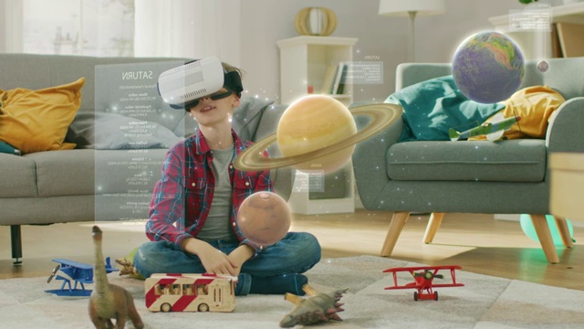 智能小男孩戴着增强现实耳机玩空间学习软件，手势他操纵3D行星，发现太阳系和宇宙的事实视频下载