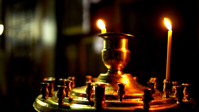 东正教教堂里一对插在金烛台上的蜡烛视频素材
