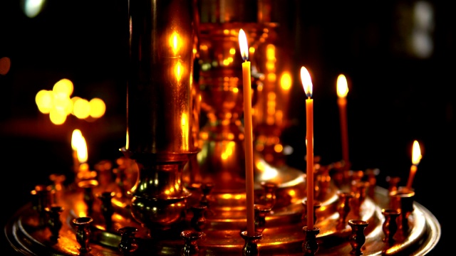 金色烛台上燃烧的蜡烛视频素材
