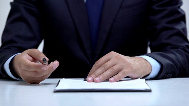 律师手握笔签署商业合同，销售协议收尾视频素材