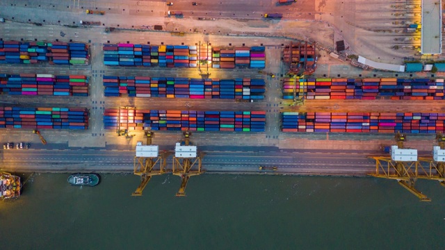 4K Hyperlapse:鸟瞰集装箱港口与港口航运配送仓库工业，拾取卡车运输集装箱堆场与装载的货物视频素材