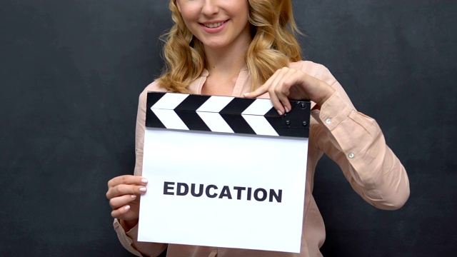 在黑板上拿着拍子的年轻女子，开始教育，开始未来视频下载