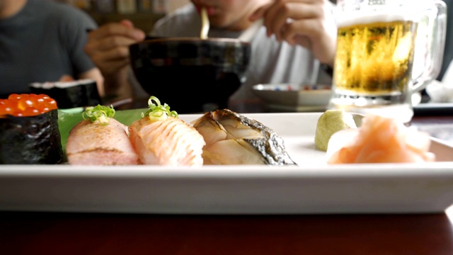 多莉拍到了两个男人在吃寿司，日本料理视频素材