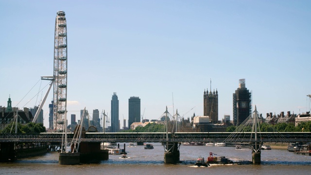 火车穿过伦敦的亨格福德桥视频素材