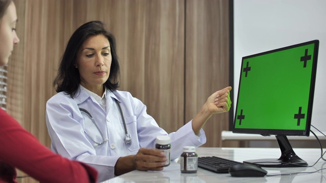 医生与病人在绿屏电脑上讨论结果视频素材