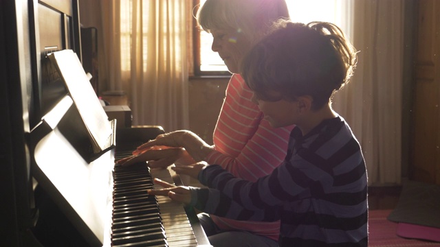 老奶奶教孙子弹钢琴视频素材