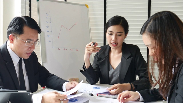 商业女性在团队会议中的领导能力视频素材
