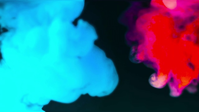 抽象背景，红色和蓝色滴模糊烟雾。抽象的形状孤立在黑暗的背景。慢动作液体移动与阿尔法高清4K分辨率。视频素材