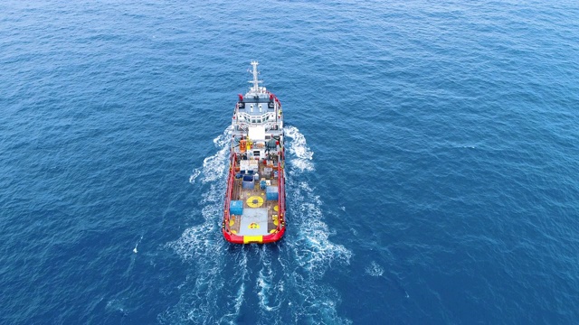 空中俯瞰船舶上的海上运输燃料和动力概念视频下载