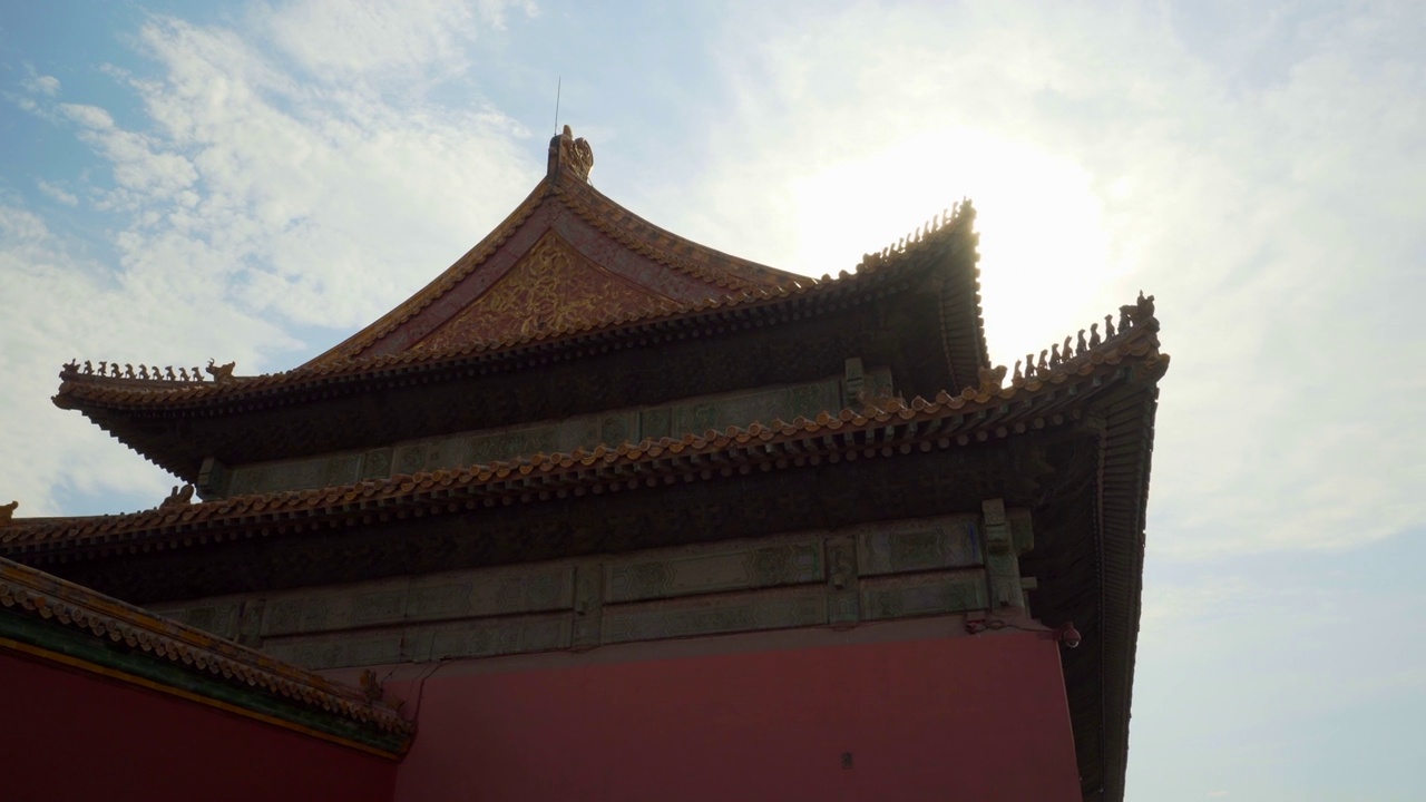 低角度的视角，阳光落在紫禁城历史建筑的天空-北京，中国视频下载