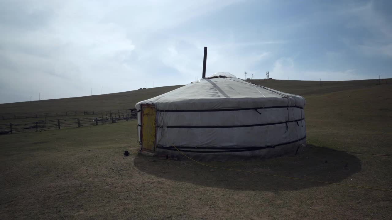 蒙古，乌兰巴托，天空映衬下的村庄土地上的白色传统毡房视频下载