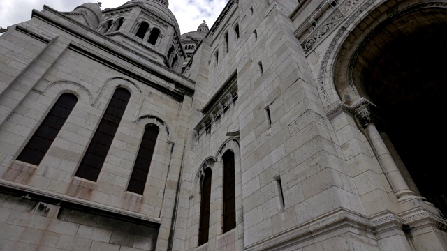巴黎圣心大教堂的低角度视频下载